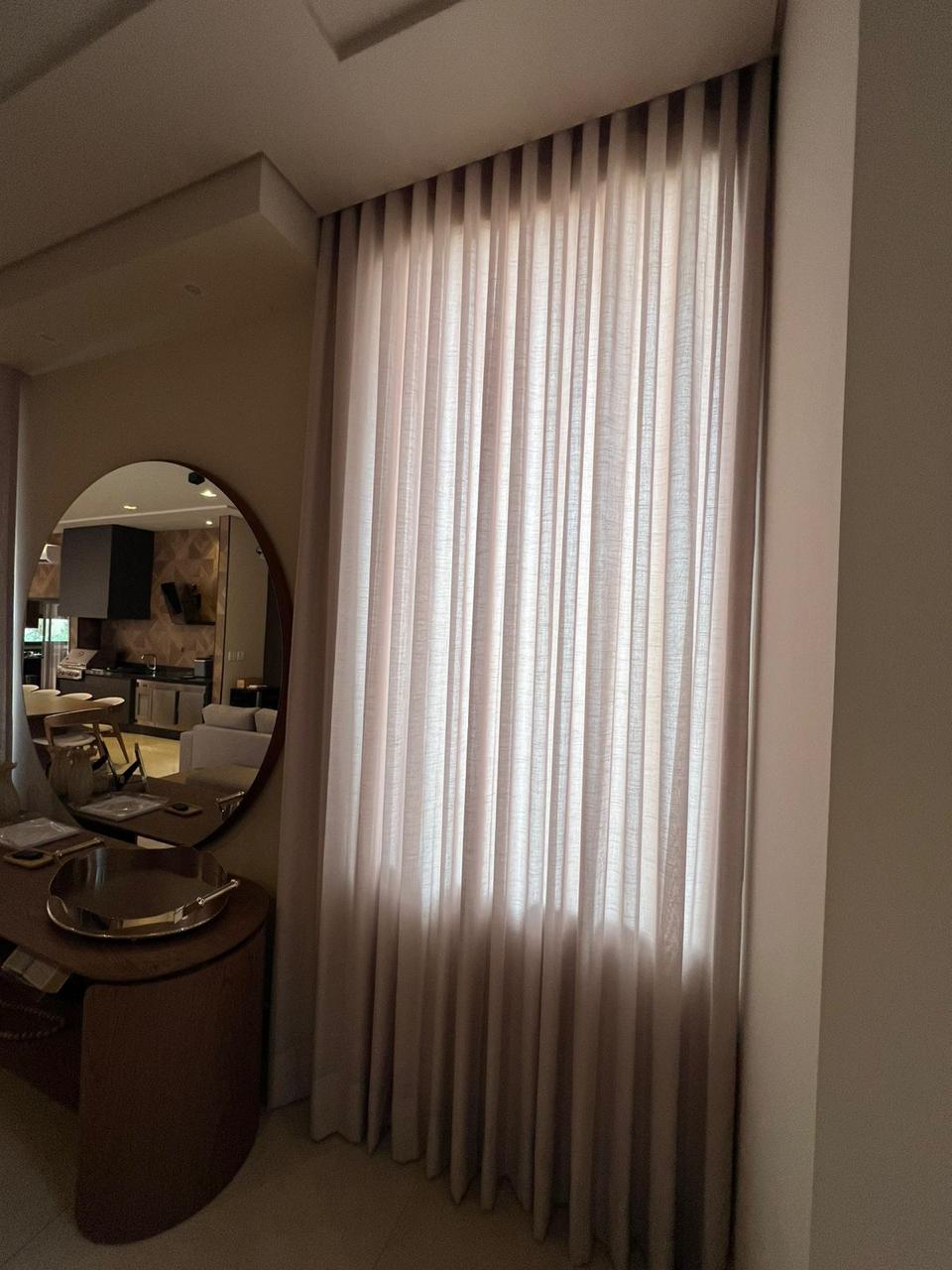 Escritório com cortinas sofisticadas
